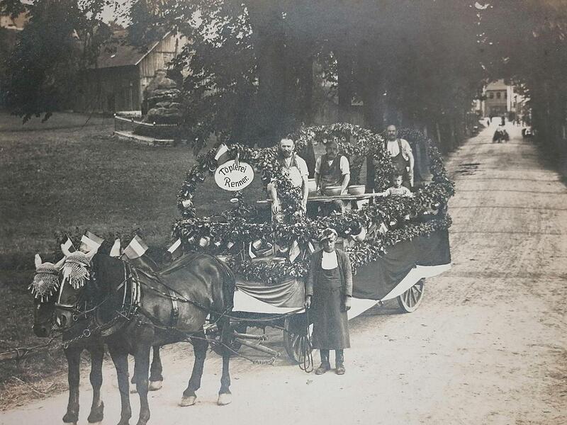Ein Festwagen der Töpferei Renner um 1910 auf der Thurnauer Jägerstraße. Im Hintergrund ist der von seinem Eisenzaun umgebene Bismarckstein zu sehen.