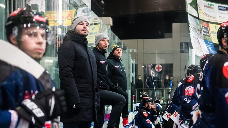 Dieses Bild wird es vorerst nicht mehr geben: Teammanager Daniel Tratz (li.) stand an der Bande mit Trainer Mikhail Nemirovsky (Mitte) und Sportvorstand J&ouml;rg Schobert.