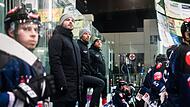 Dieses Bild wird es vorerst nicht mehr geben: Teammanager Daniel Tratz (li.) stand an der Bande mit Trainer Mikhail Nemirovsky (Mitte) und Sportvorstand J&ouml;rg Schobert.