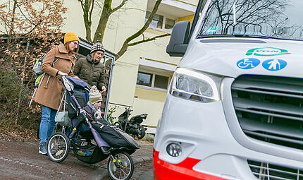 Maximiliane Heinrigs (rechts) ist sauer: Ihr Sohn besucht gemeinsam mit seiner Schulassistentin Daniela K&ouml;hler die Hainbrunnenschule in Forchheim, kann aber wegen der neuen Midi-Busse immer h&auml;ufiger nicht mitfahren. Und sie sind nicht die einzigen mit diesem Problem.