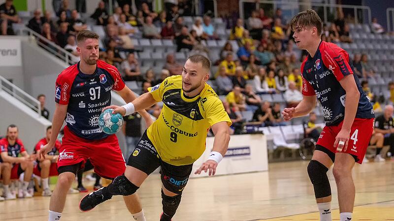 Der Coburger Bartlomiej Bis kommt frei zum Wurf, die Hüttenberger David Kuntscher (li.) und Paul Kompenhans (re.) können nur noch zuschauen. Der Coburger Bartlomiej Bis kommt frei zum Wurf, die Hüttenberger David Kuntscher (li.) und Paul Kompenhans (re.) können nur noch zuschauen.