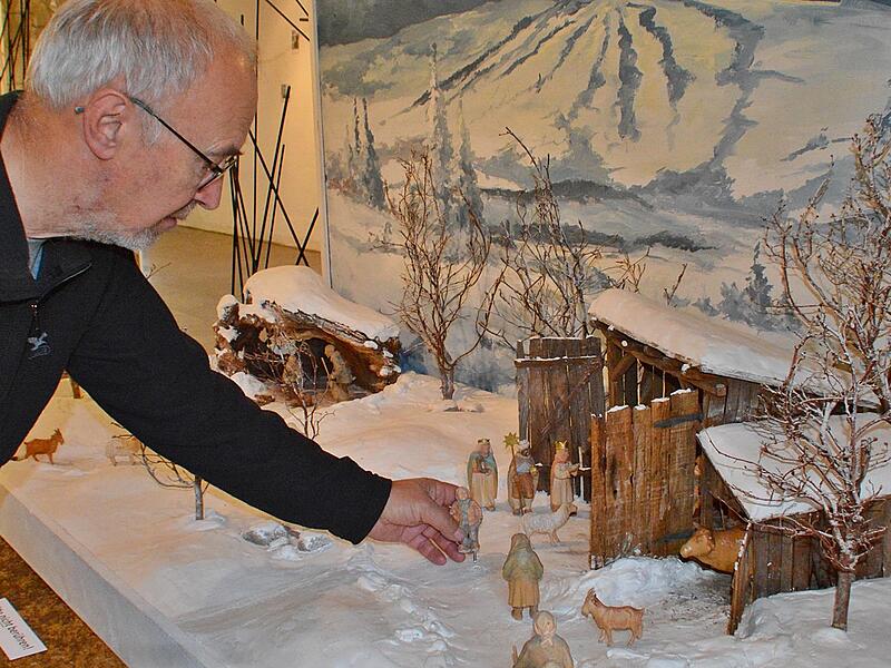 In die Dorflandschaft, die Karl Voll aus Obstkisten gebaut hat, hat Herbert Holzheimer seine Figuren eingefügt. Sie stellen das Rhöner Dorfleben dar.