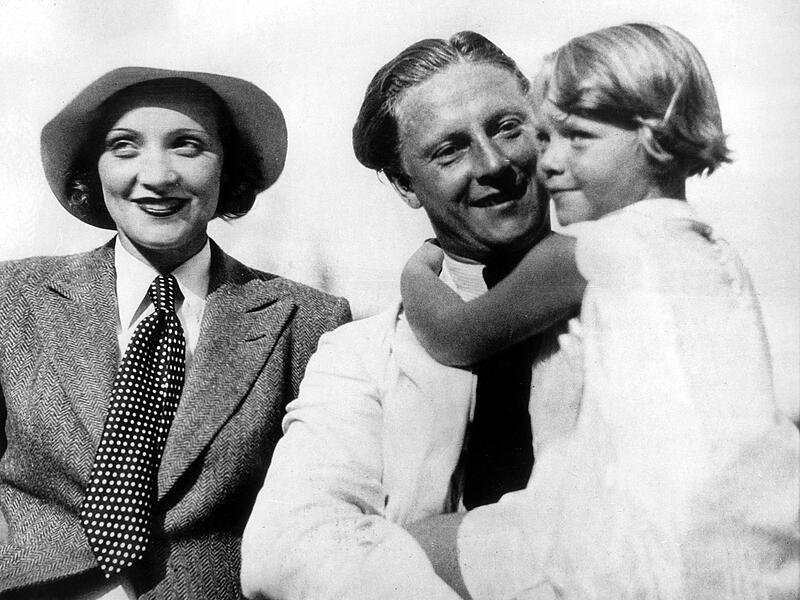 Marlene Dietrich, ihr Mann Rudolf Sieber und Tochter Maria