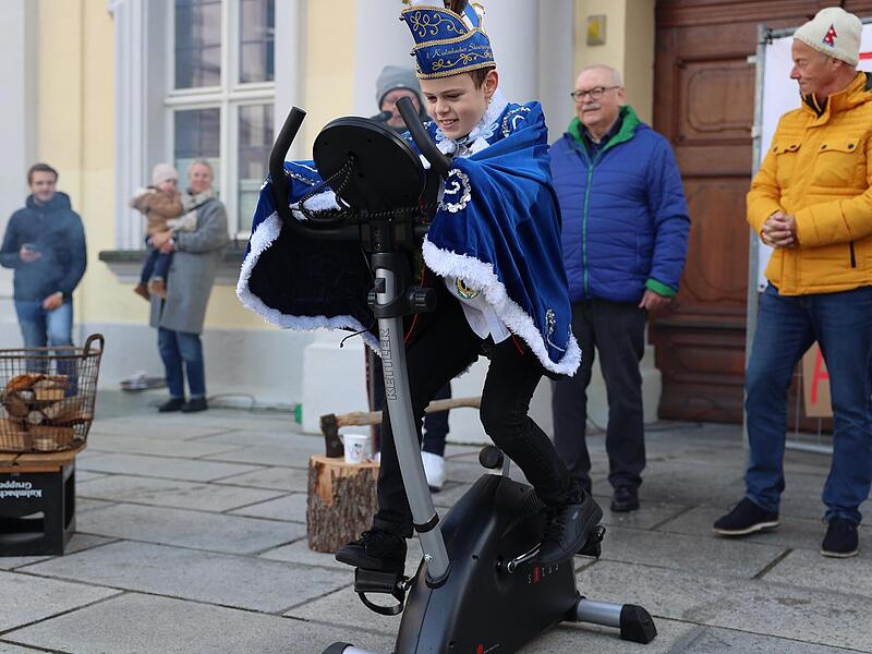 Prinz Hans strampelt für Licht im Rathaus .