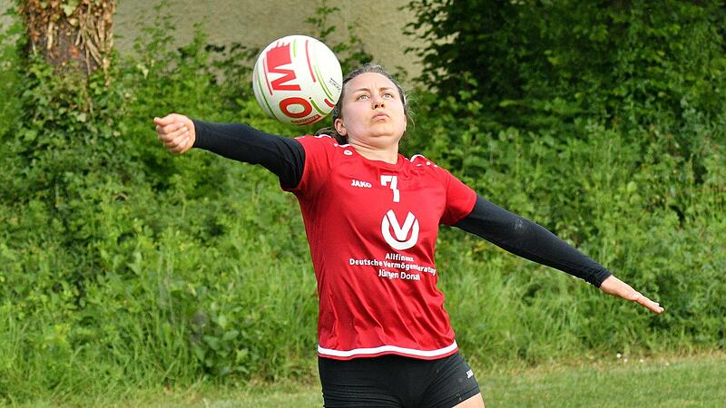 Gegen die ehemaligen Nationalmannschaftsangreiferinnen aus Dennach fand die Staffelsteiner Abwehr um Toni V&ouml;lkel kein Mittel und verlor klar mit 0:3.