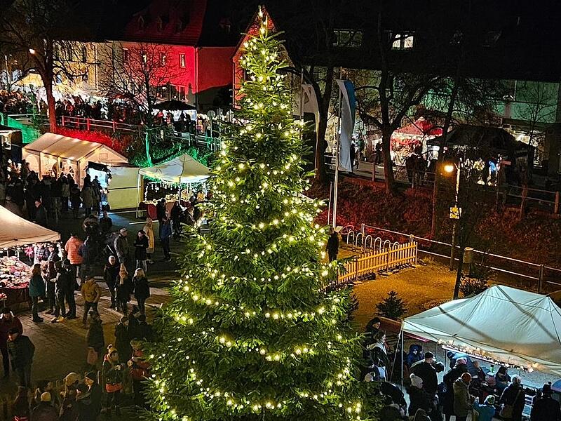 Im letzten Jahr war viel los auf dem kleinen Weihnachtsmarkt in Schonungen. Im letzten Jahr war viel los auf dem kleinen Weihnachtsmarkt in Schonungen.