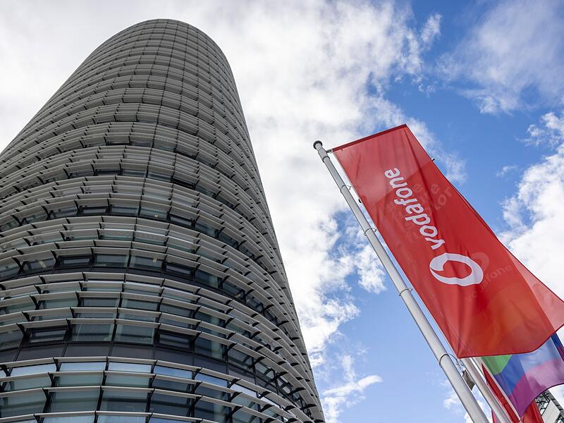 Vodafone-Flaggen vor der Deutschlandzentrale