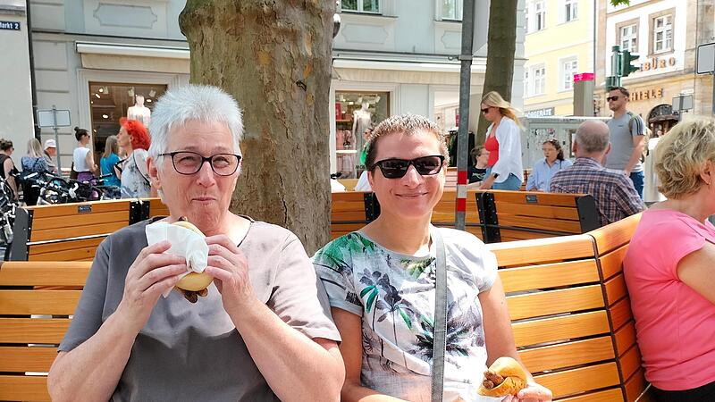 Angelika und Yvonne Riley schmeckt die Bratwurst im Schatten der Platanen.