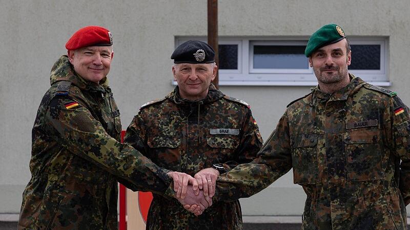 Oberst Robert Graf (Mitte), Leiter Bereich Übungen am Gefechtssimulationszentrum Heer in Wildflecken, hat einen neuen Teilbereichsleiter Übungsdurchführung. Oberstleutnant Patrick Bauer (rechts) tritt die Nachfolge von Oberstleutnant Peter Kaiser ... Oberst Robert Graf (Mitte), Leiter Bereich Übungen am Gefechtssimulationszentrum Heer in Wildflecken, hat einen neuen Teilbereichsleiter Übungsdurchführung. Oberstleutnant Patrick Bauer (rechts) tritt die Nachfolge von Oberstleutnant Peter Kaiser ...