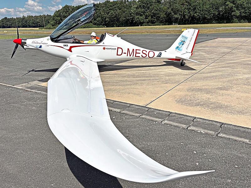 Uwe Nortmann fliegt in der Elektra Trainer 5200 Kilometer bis Finnland und zurück und macht in Herzogenaurach Halt. Dieter Bingold Uwe Nortmann fliegt in der Elektra Trainer 5200 Kilometer bis Finnland und zurück und macht in Herzogenaurach Halt. Dieter Bingold