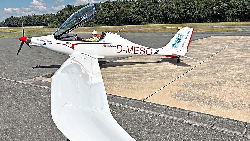 Uwe Nortmann fliegt in der Elektra Trainer 5200 Kilometer bis Finnland und zur&uuml;ck und macht in Herzogenaurach Halt. Dieter Bingold
