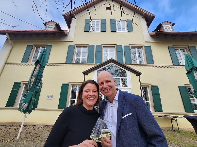 Michaela Albert-Kirchhof und Jan Kirchhof strahlen: Sie haben das neue Forsthaus Klaushof er&ouml;ffnet.