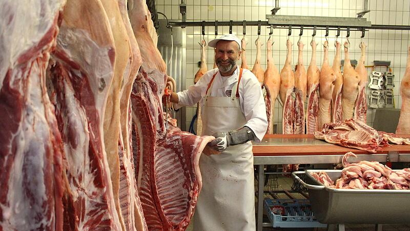 In der Landmetzgerei Kleinhenz werden die Tiere zerlegt. Von Anfang an muss gek&uuml;hlt werden. Das treibt die Energiekosten besonders hoch.