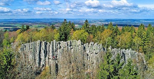 Die Steinwand, rund 650 Meter über dem Meeresspiegel gelegen, ist mit einer Höhe von knapp 25 Metern die höchste Felswand im Unesco-Biosphärenreservat Rhön.