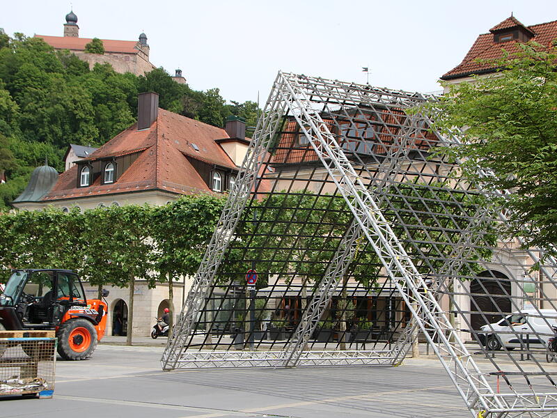 Bereit für das Spartan Race am Wochenende? Das A-Frame Cargo Netz steht bereits auf dem Kulmbacher EKU-Platz. Bereit für das Spartan Race am Wochenende? Das A-Frame Cargo Netz steht bereits auf dem Kulmbacher EKU-Platz.