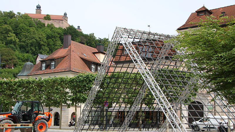 Bereit für das Spartan Race am Wochenende? Das A-Frame Cargo Netz steht bereits auf dem Kulmbacher EKU-Platz. Bereit für das Spartan Race am Wochenende? Das A-Frame Cargo Netz steht bereits auf dem Kulmbacher EKU-Platz.