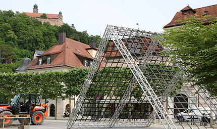Bereit f&uuml;r das Spartan Race am Wochenende? Das A-Frame Cargo Netz steht bereits auf dem Kulmbacher EKU-Platz.