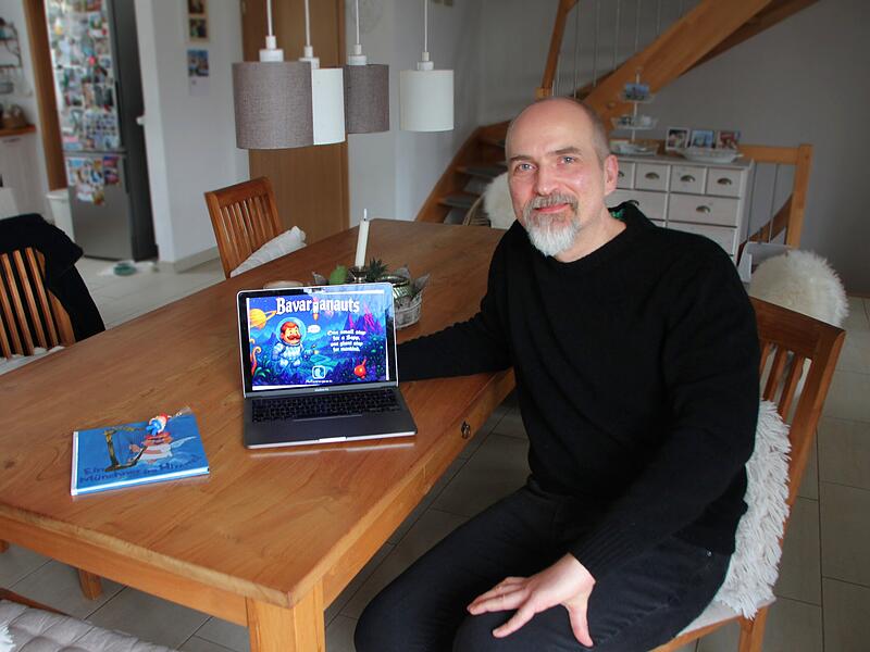 Chris N&ouml;th pr&auml;sentiert seine Idee von Bavarianauts. Daneben das Buch &bdquo;Ein M&uuml;nchner im Himmel&ldquo;, das die Inspiration war.