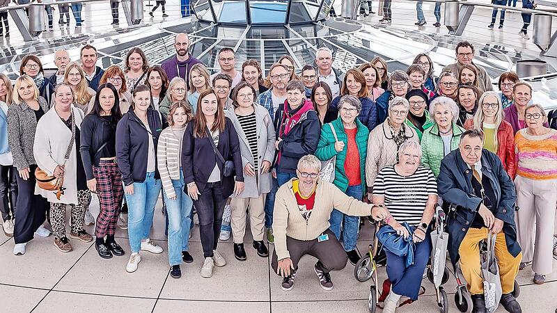 Ein fester Bestandteil jeder politischen Informationsfahrt nach Berlin: Ein Erinnerungs-Gruppenbild auf der Kuppel des Bundestags. Ein fester Bestandteil jeder politischen Informationsfahrt nach Berlin: Ein Erinnerungs-Gruppenbild auf der Kuppel des Bundestags.