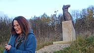 Die Skulptur von Bildhauerin Andrea Kreipe ist eins mit dem Berg.Forchheim & Fränkische Schweiz
