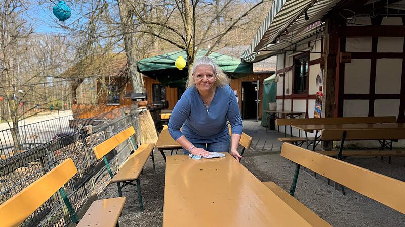 Birgit Hempel, Wirtin des Forchheimer Schindlerkellers, bereitet sich auf die neue Saison vor.
