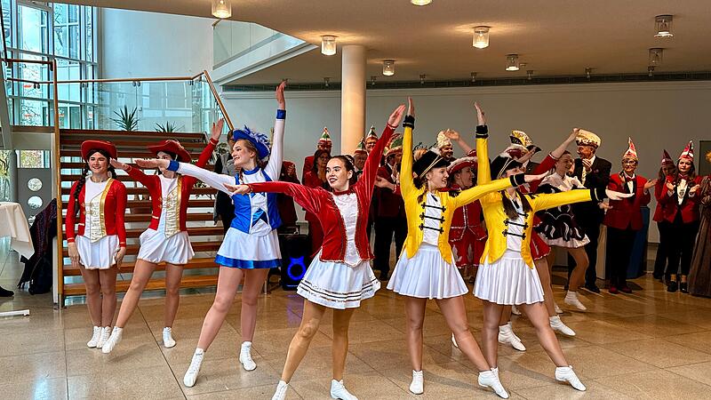 Gut gelaunt erobern die Narren am 11.11.2025 mit der Landkreisgarde das Bamberger Landratsamt.