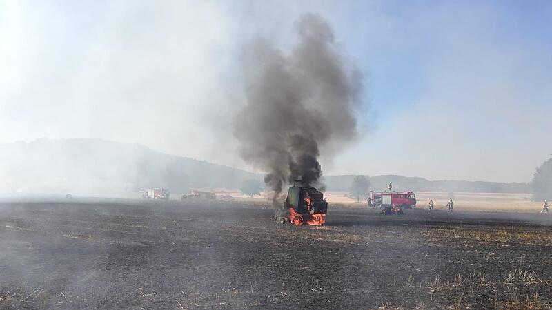 Eine Rauchsäule steigt über der brennenden Strohballenpresse auf.Forchheim & Fränkische Schweiz Eine Rauchsäule steigt über der brennenden Strohballenpresse auf.Forchheim & Fränkische Schweiz
