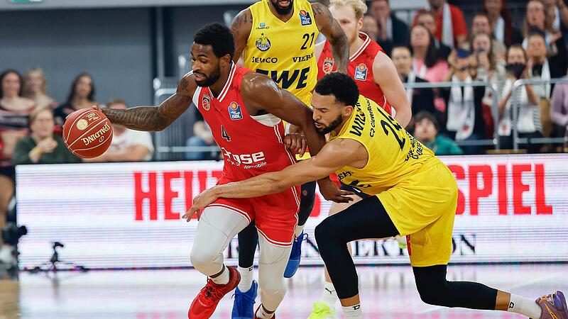 Der Oldenburger Deane Williams (rechts) stoppt den Bamberger Adrian Nelson mit einem Foul.