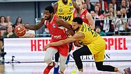 Der Oldenburger Deane Williams (rechts) stoppt den Bamberger Adrian Nelson mit einem Foul.