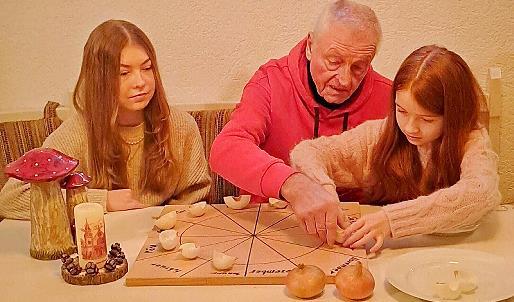 Kurt Markerts Enkelinnen Marie (16) und Lina (9) sind mit dem Zwiebelorakel ihres Opas gro&szlig; geworden.