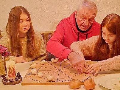 Kurt Markerts Enkelinnen Marie (16) und Lina (9) sind mit dem Zwiebelorakel ihres Opas groß geworden. Kurt Markerts Enkelinnen Marie (16) und Lina (9) sind mit dem Zwiebelorakel ihres Opas groß geworden.
