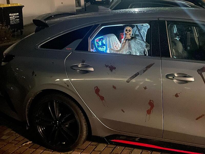 Mit Kunstblut verschmiertes Auto: Joshua Gabriel verteilt in seinem Auto Süßgkeiten.Forchheim & Fränkische Schweiz