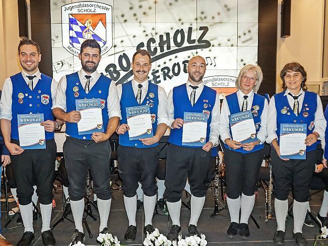 Ehrungen für langjähriges Musizieren (von links) Michael Bienmüller, Patrick Reppert, Julian Schneider (20 Jahre), Christian Schneider (30 Jahre), Elke Schneider und Claudia Hilsdorf-Gindl (50 Jahre). Ehrungen für langjähriges Musizieren (von links) Michael Bienmüller, Patrick Reppert, Julian Schneider (20 Jahre), Christian Schneider (30 Jahre), Elke Schneider und Claudia Hilsdorf-Gindl (50 Jahre).