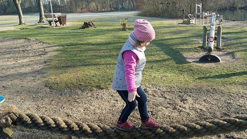 Balancieren mit allem, was sich vor Ort eignet: Das macht Spa&szlig;!