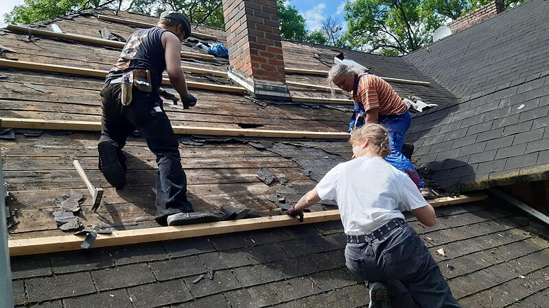 Das 40-j&auml;hrige Dach des Pfadfinderzentrums am Callenberg muss saniert werden - bereits im vergangenen Jahr haben Helfer einen Bereich abgerissen und erneuert.