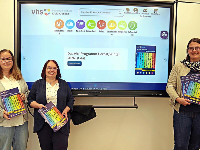 VHS-Leiterin Annegret Kestler (re.) und ihre Mitarbeiterinnen (v. li.) Andrea Doppel und Birgit K&uuml;rschner freuen sich auf das Herbst/Winter-Semester 2026.H. Sch&uuml;lein