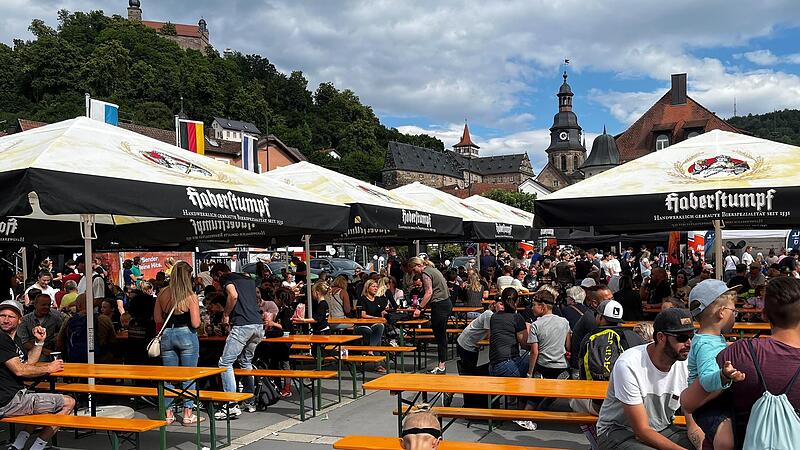 Ungewohntes Bild: Zum „Spartan Race“ wehten Schirme mit Haberstumpf-Schriftzug auf dem Kulmbacher Eku-Platz.