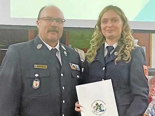Kreisbrandmeister Klaus Kippes verleiht Ilona G&ouml;&szlig;mann-Schmitt das Ehrenzeichen in Silber der Kreisjugendfeuerwehr.