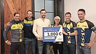 Die Firma Fahrrad-Heilmann &uuml;bergab eine Spende an den SSV Forchheim.
