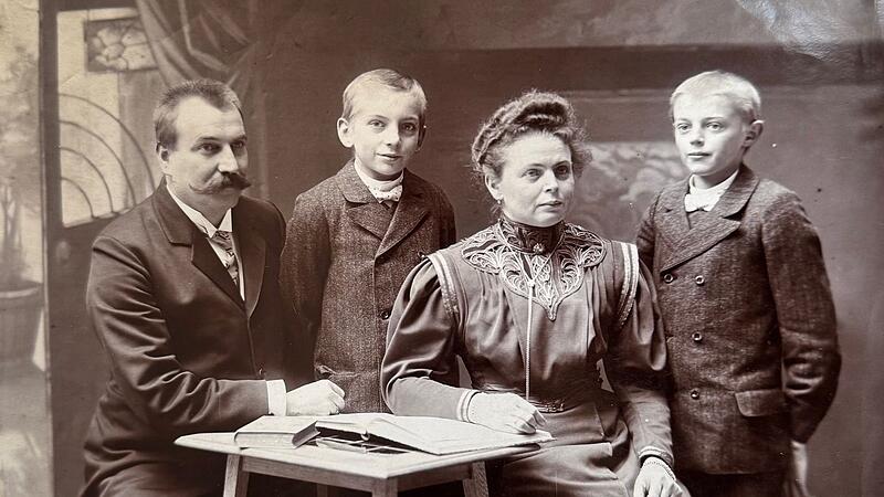 Juwelier Stahl in Coburg 130 Jahre Juwelier Stahl in Coburg: Dieses historische Foto zeigt Emil Stahl, den Gründer des Familienbetriebs, mit seiner Frau sowie den Söhnen Alfred (Zweiter von links) und Emil junior.