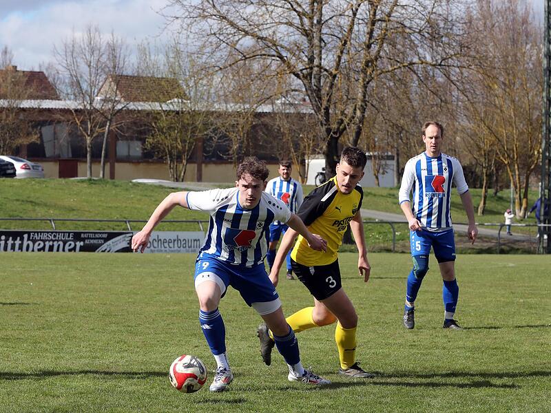 Der Ebinger Jannik B&ouml;hmer sp&uuml;rt den Breiteng&uuml;&szlig;bacher Max Grasser (Mitte) im Nacken; hinten Christoph Fuchs.
