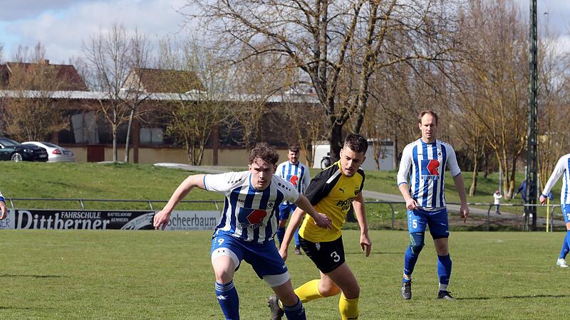 Der Ebinger Jannik B&ouml;hmer sp&uuml;rt den Breiteng&uuml;&szlig;bacher Max Grasser (Mitte) im Nacken; hinten Christoph Fuchs.