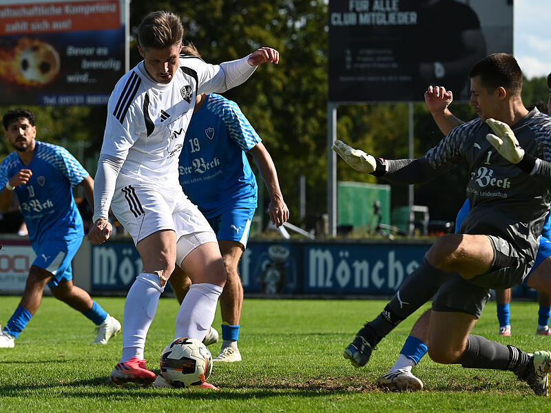 Dustin Lunz (links) wurde beim Landesliga-Kellerduell in Bruck zum Mann des Tages. Von der Bank kommend, schoss der St&uuml;rmer Weisendorf zum Sieg.