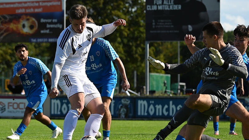 Dustin Lunz (links) wurde beim Landesliga-Kellerduell in Bruck zum Mann des Tages. Von der Bank kommend, schoss der St&uuml;rmer Weisendorf zum Sieg.