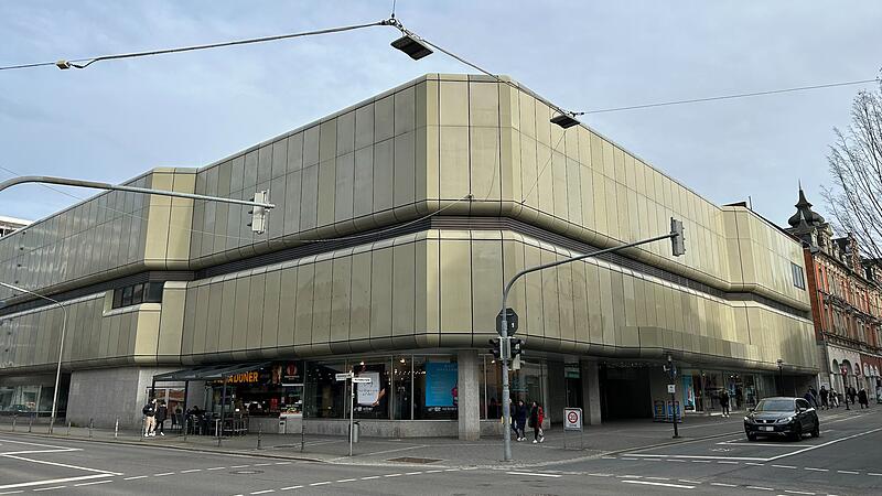 Ehemaliger Kaufhof in Coburg Coburgs markantester Leerstand: Nach 50 Jahren Kaufhof folgte im Dezember 2023 das kurze Kapitel „Aachener“. Seit dem 1. Oktober 2024 steht der Klotz im Herzen der innenstadt leer.