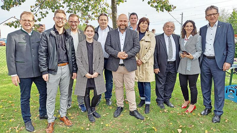 Erstmals als Bundestagsabgeordneter sprach Jonas Geissler (Mitte) bei der Feierstunde der K&uuml;pser CSU-Ortsverb&auml;nde in Johannisthal.