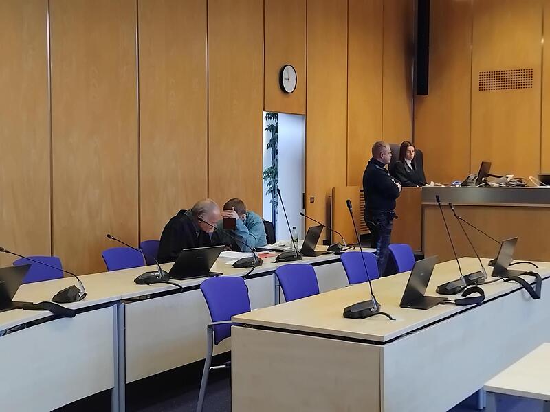 Der Angeklagte mit seinem Verteidiger im Landgericht Coburg.