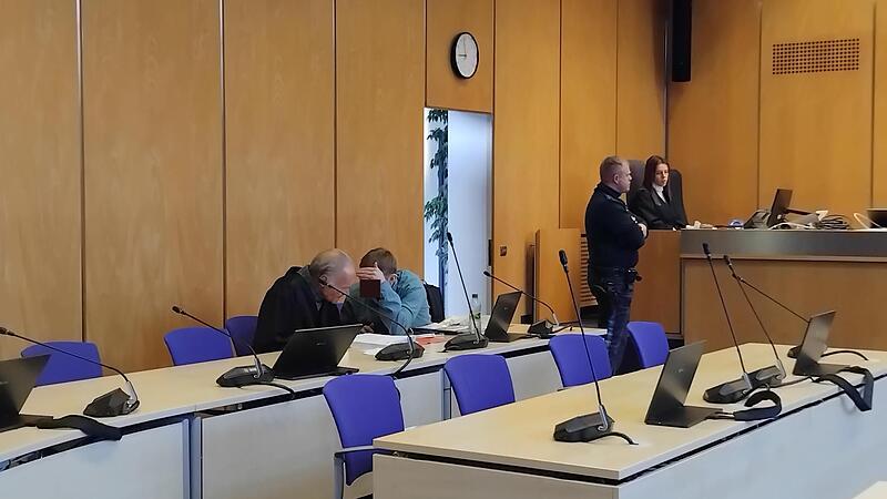 Der Angeklagte mit seinem Verteidiger im Landgericht Coburg.