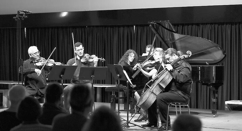 Das Franck Piano Quintet begleitet die Pianistin Anna Victoria Tyshayeva.