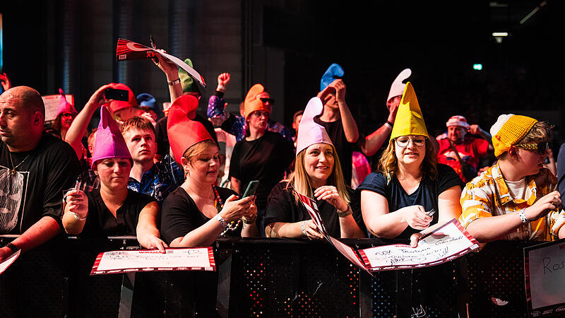 Ausverkaufte Brose Arena und gro&szlig;e Namen des Dartsports: Die Franken Darts Gala in Bamberg begeisterte Fans und Profis gleicherma&szlig;en.